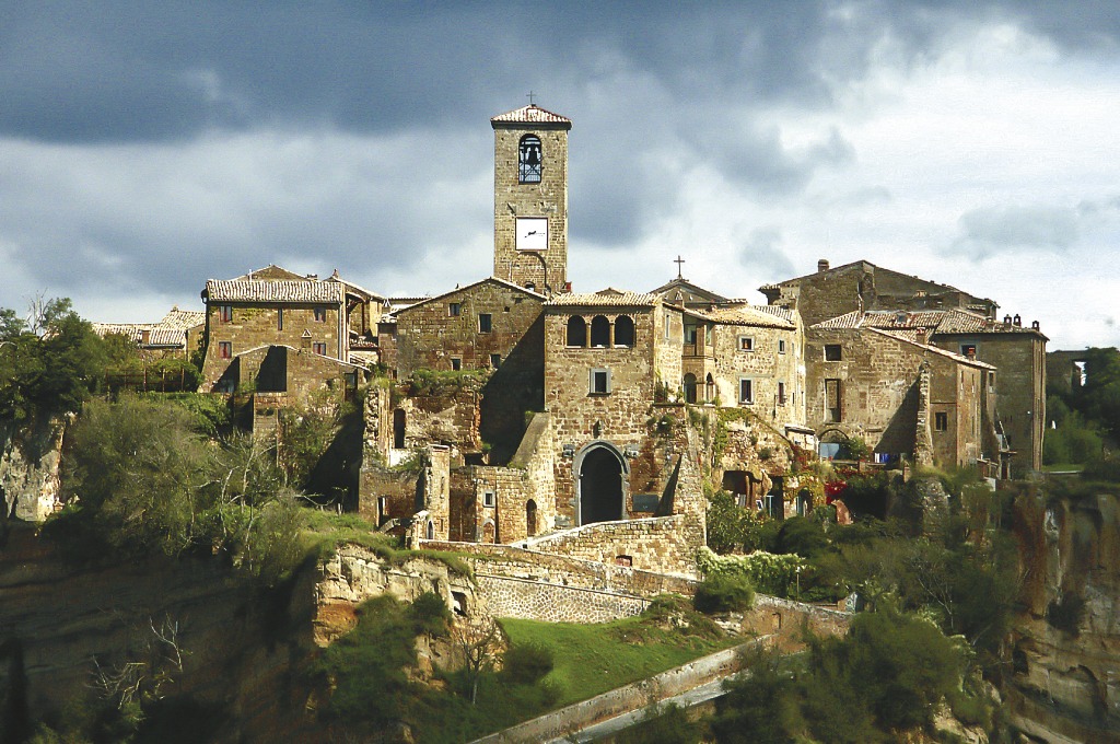 11.851 INGRESSI A CIVITA DI BAGNOREGIO PER IL PONTE DEL 25 APRILE