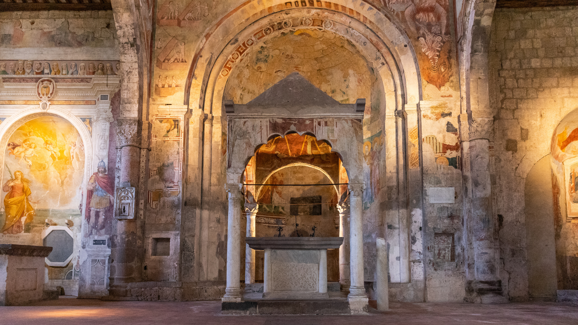 Interno affrescato di un bene culturale della Tuscia