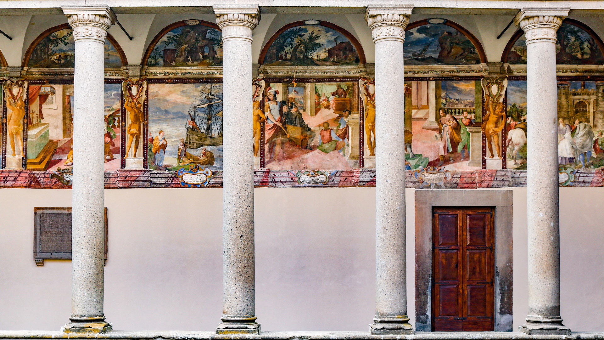 Loggia affrescata di una dimora storica della Tuscia